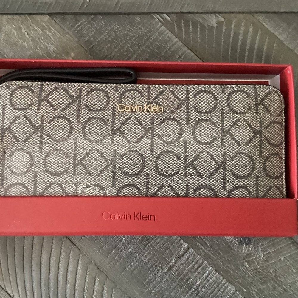 CALVIN KLEIN Moon Signature Boxed Wallet with Wristlet Strap
